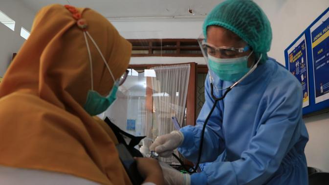 Pelaksanaan vaksinasi Covid-19 di Kota Surabaya (Dian Kurniawan/Liputan6.com)