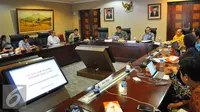 Suasana diskusi yang membahas terkait UU ASN untuk wujudkan birokrasi kelas dunia yang digelar di Setneg, Jakarta, Selasa (23/1). Dalam diskusi tersebut membahas isu jual beli jabatan dalam aparatur sipil negara. (Liputan6.com/Angga Yuniar)