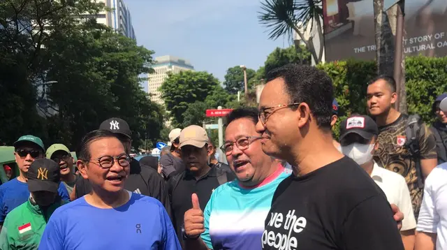 Pasangan bakal calon gubernur dan bakal calon wakil gubernur Jakarta, Pramono Anung-Rano Karno bertemu mantan Gubernur Jakarta, Anies Baswedan, saat meramaikan kegiatan hari bebas berkendara atau Car Free Day (CFD) di Senayan, Jakarta, Minggu (1/9/2024). (Istimewa)