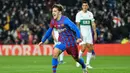 Gavi. Gelandang yang baru memasuki musim pertamanya bersama Barcelona telah mencetak 1 gol dan 3 assist di Liga Spanyol musim ini. Gol tersebut dibuat di pekan ke-18, (18/12/2021) ke gawang Elche saat berusia 17 tahun 4 bulan dan 13 hari. Hasil akhir Barcelona menang 3-2. (AFP/Pau Barrena)