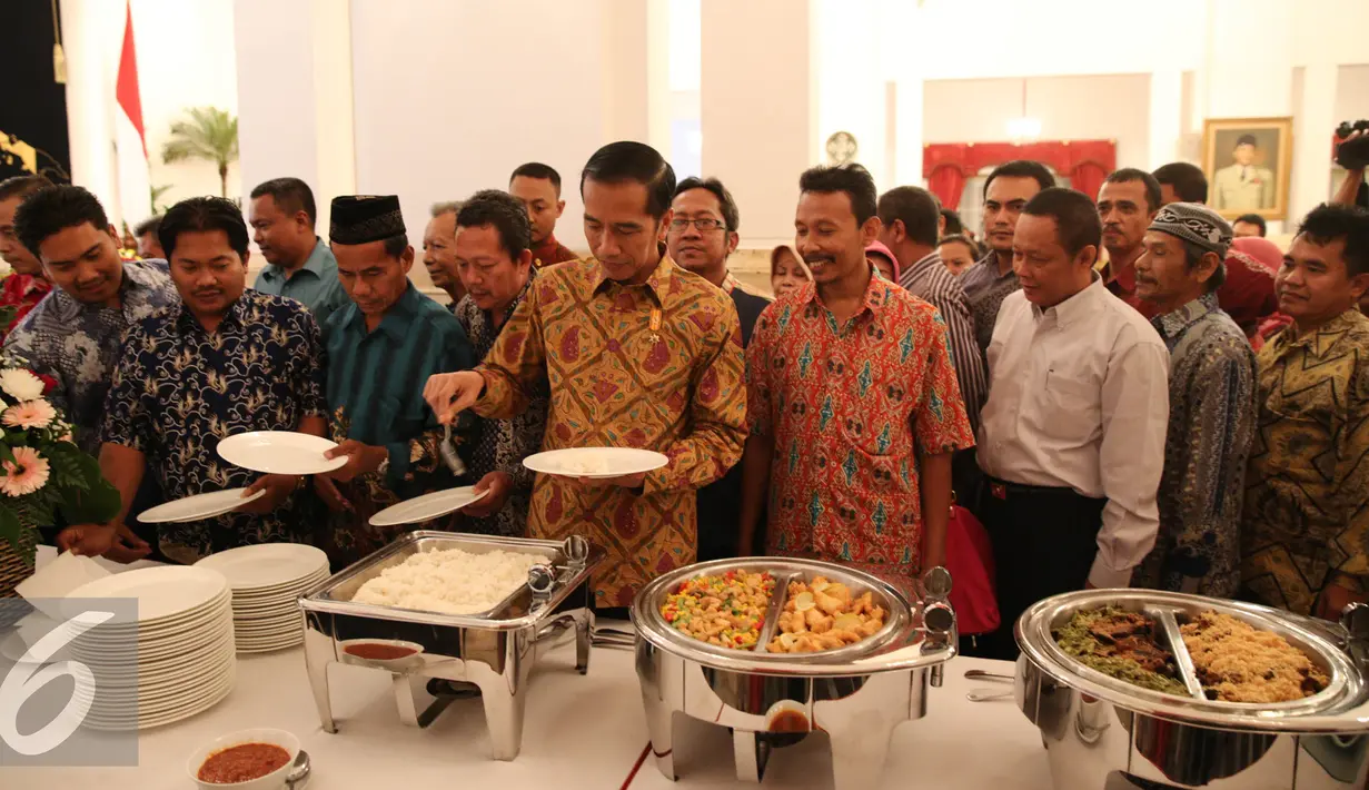 Presiden Joko Widodo mengundang perwakilan pedagang dari sejumlah pasar di Jakarta di Istana Negara, Jakarta, Kamis (3/9/2015). Jokowi dan pedagang makan siang bersama di Istana (Liputan6.com/Faizal Fanani) 
