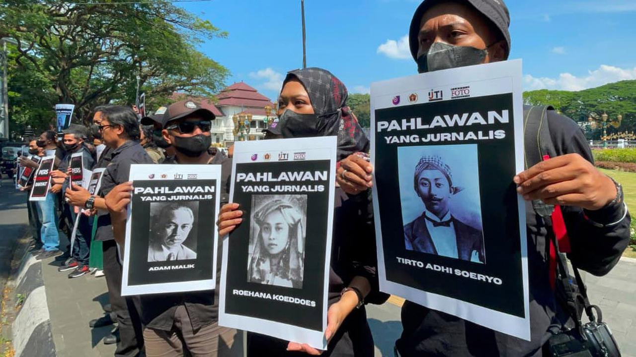 Wartawan yang tergabung dalam PWI Malang Raya, AJI Malang, IJTI Korda Malang, dan PFI Malang menyampaikan pernyataan sikap saat aksi damai di Bundaran Tugu Kota Malang, Senin (27/7/2026). (PFI Malang)