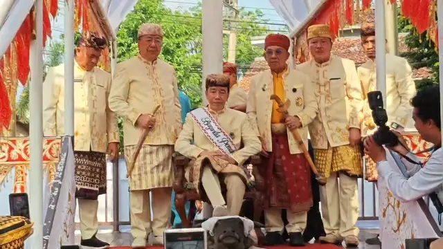 Presiden ke-7 RI Joko Widodo (Jokowi) menginjak kepala kerbau saat menerima gelar adat di Lampung