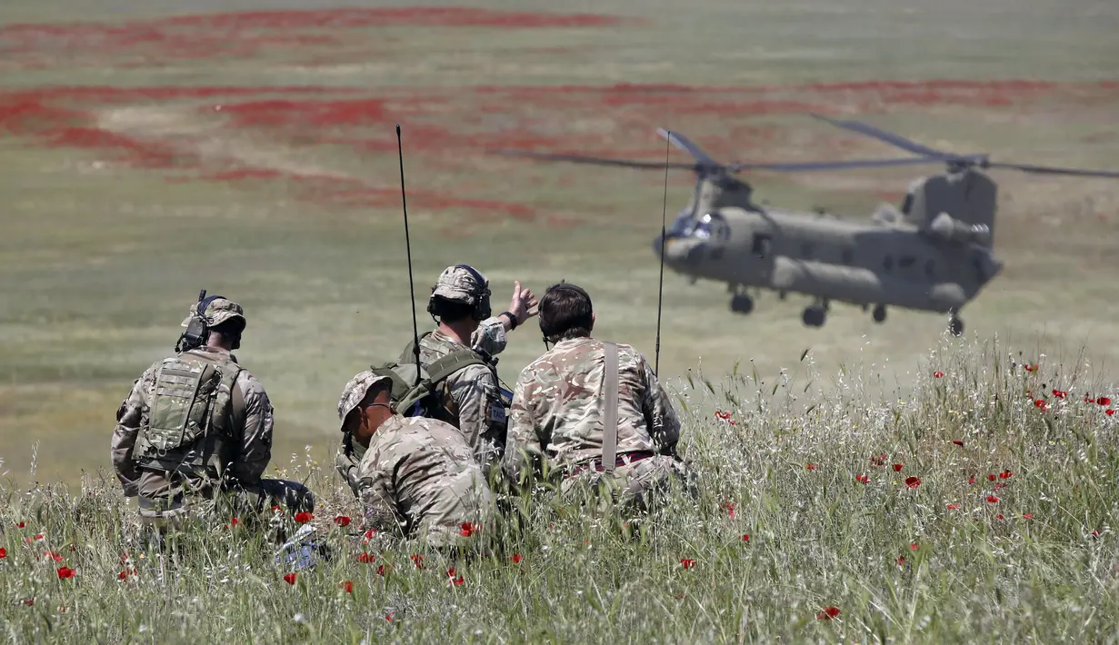 Perwira komunikasi Inggris ikut serta dalam latihan militer Swift Response 22 di poligon pelatihan tentara Krivolak, Makedonia Utara, 12 Mei 2022. Latihan militer Swift Response 22 dilakukan untuk menunjukkan kemampuan negara-negara NATO siap ditempatkan di mana saja di seluruh dunia serta tentaranya dapat beroperasi bersama secara profesional dan sukses. (AP Photo/Boris Grdanoski)