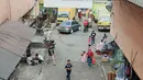 Suasana pasar tradisional Pasar Mingu di Jakarta, Rabu (17/7). Rencana revitalisasi 21 pasar tradisional di Ibu Kota terancam molor karena status lahan pasar masih dalam proses perubahan sertifikasi. (Liputan6.com/Immanuel Antonius)