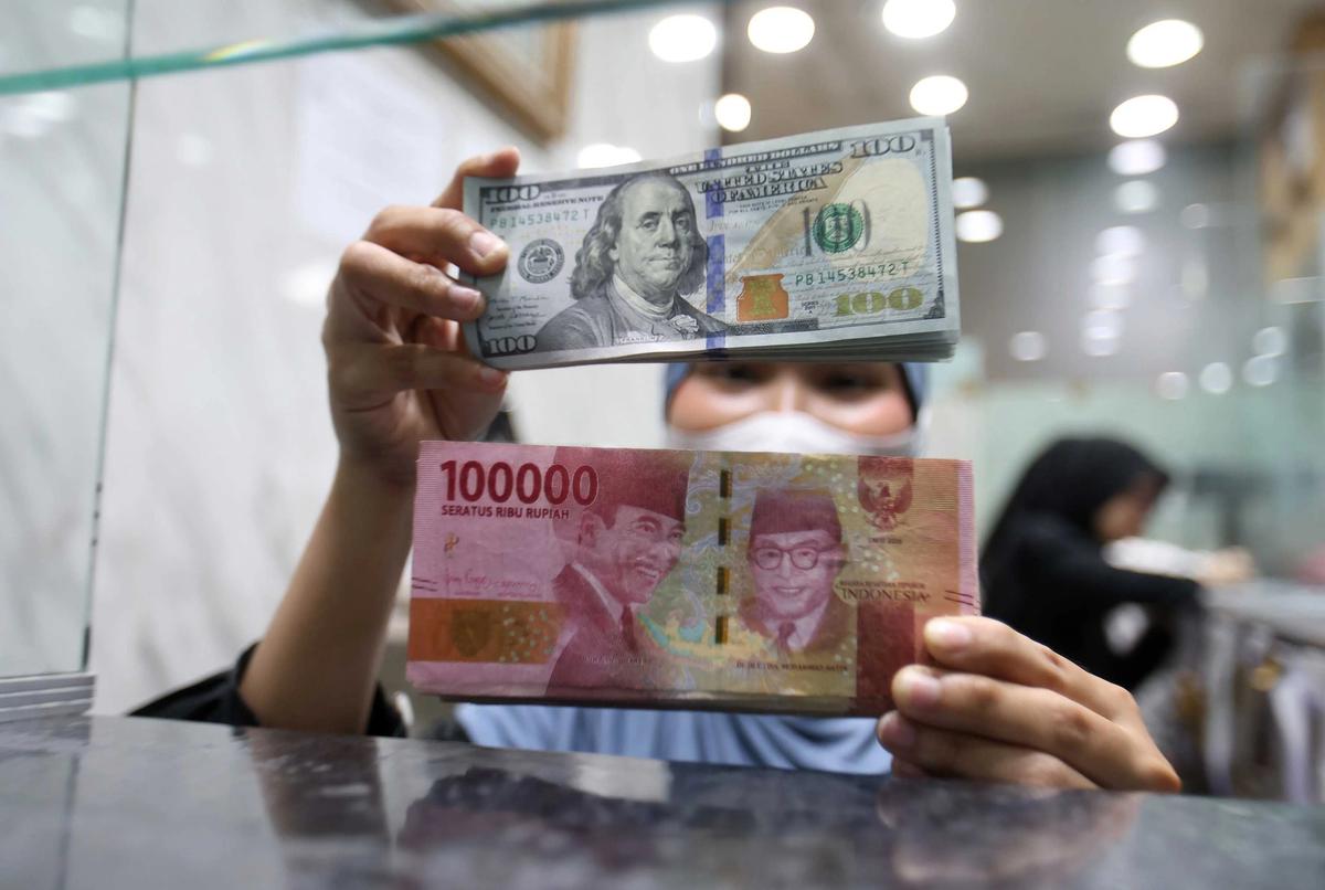 FOTO: BI Akan Memperketat Pembelian Dolar AS di Tengah Tekanan Rupiah
