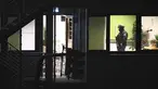 Petugas polisi dengan peralatan khusus berjalan melalui gedung yang digunakan gereja Saksi-Saksi Yehuwa di Hamburg, Jerman, Kamis (9/3/2023). Sejumlah orang pun dilaporkan tewas dalam penembakan membabi buta tersebut. (Jonas Walzberg/dpa via AP)