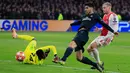 Gelandang Real Madrid, Marco Asensio mencetak gol ke gawang Ajax pada leg pertama 16 besar Liga Champions di Johan Cruijff ArenA, Amsterdam, Rabu (13/2). Real Madrid harus bersusah payah menaklukkan Ajax dengan skor tipis 2-1. (AP/Peter Dejong)