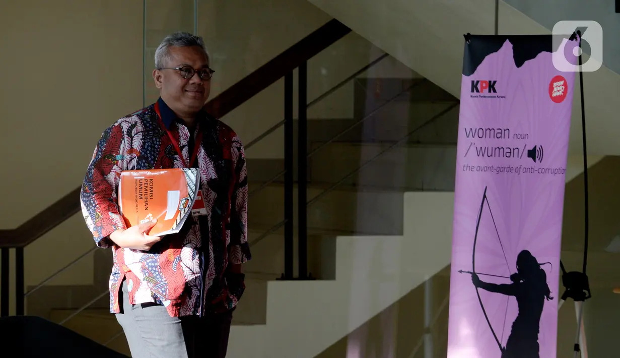 Ketua KPU Arief Budiman usai dimintai keterangan terkait aliran dana suap Wahyu Setiawan di Gedung KPK, Jakarta, Selasa (28/1/2020). Arief diperiksa sebagai saksi untuk tersangka Saeful Bahri terkait dugaan suap penetapan PAW anggota DPR Terpilih 2019-2024. (merdeka.com/Dwi Narwoko)