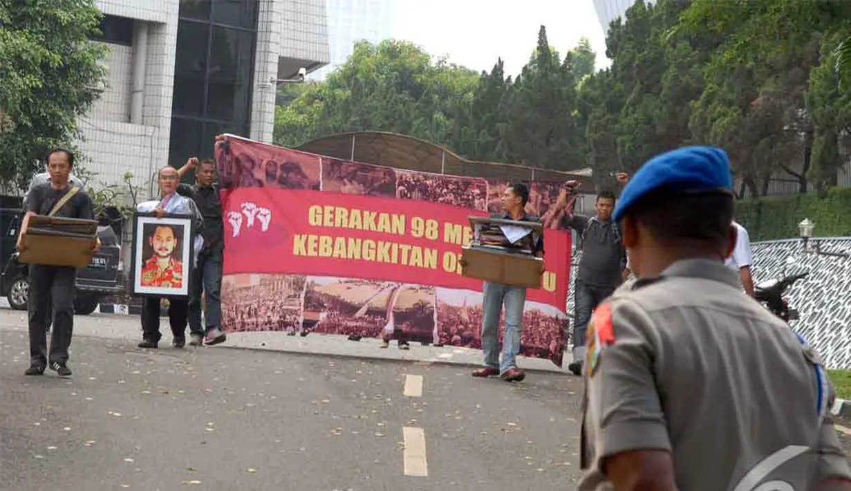 Ratusan aktivis '98 dari berbagai daerah terpaksa bertahan di pinggir jalan raya dan Kantor Kemenpora serta dikelilingi polisi dan anggota TNI yang berpakaian dinas, Jakarta, Selasa (24/06/2014) (Liputan6.com/Faisal R Syam) 