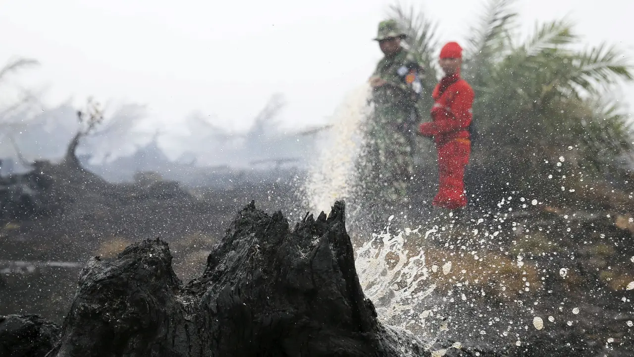 20150912-TNI Bantu Padamkan Kebakaran Lahan di Sumatera