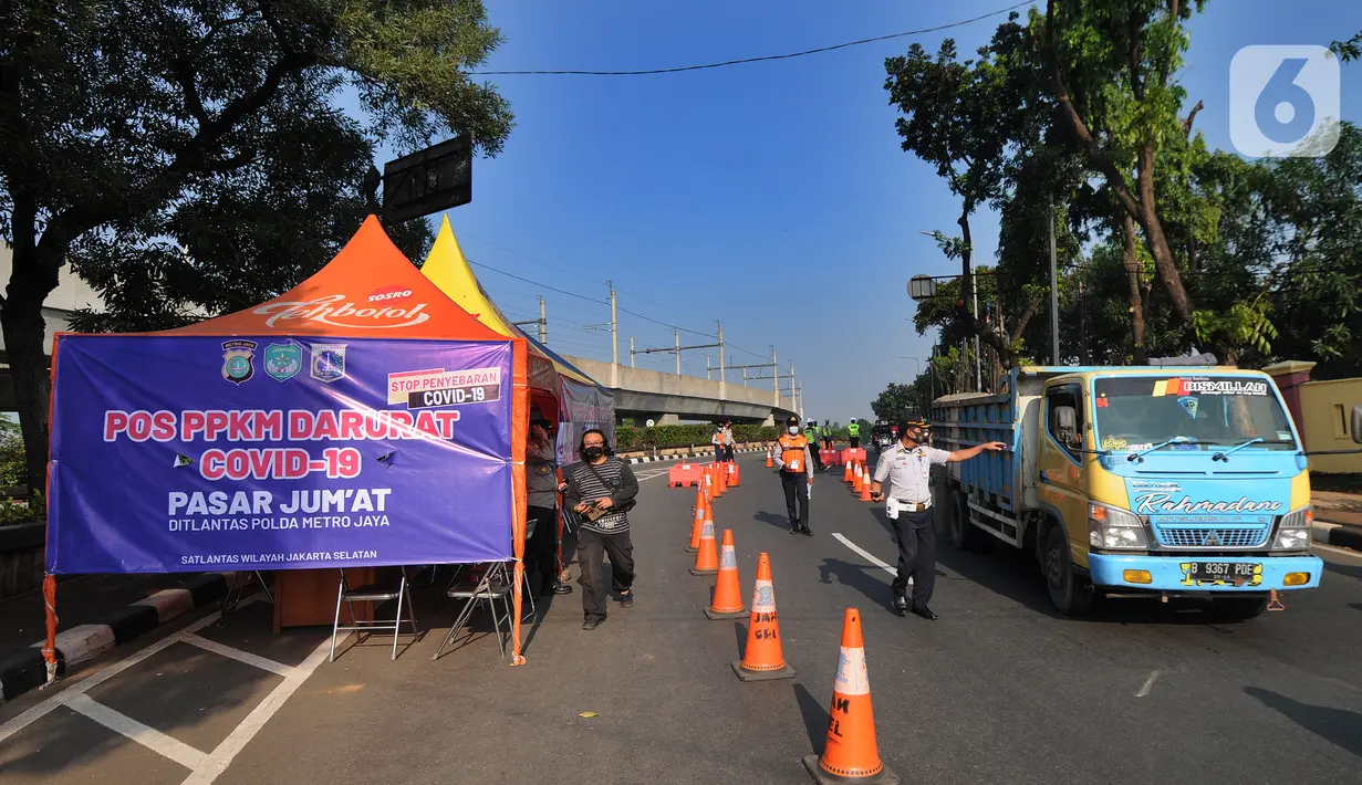 Petugas menghentikan kendaraan yang melintas selama Pemberlakuan Pembatasan Kegiatan Masyarakat (PPKM) Darurat di pos penyekatan Pasar Jumat, Jakarta, Sabtu (3/7/2021). Polda Metro Jaya menyiapkan 63 titik penyekatan selama penerapan PPKM Darurat di Jakarta dan sekitarnya. (merdeka.com/Arie Basuki)