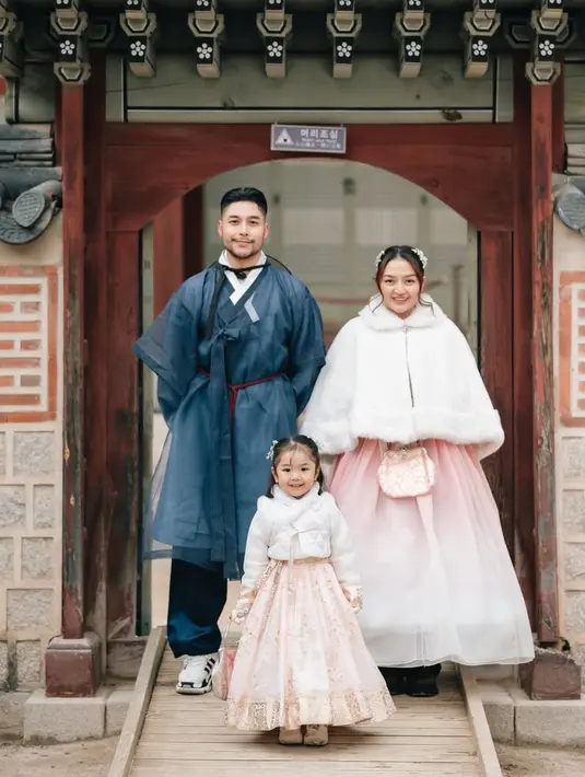 Liburan ke Korea Selatan, keluarga kecil Siti Badriah pun tampil mengenakan hanbok Korea bak keluarga kerajaan. [@sitibadriahh]