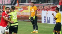 Kiper PSM Makassar, Dimas Galih, terlihat kecewa dengan keputusan wasit saat melawan Persija Jakarta pada laga Trofeo Persija  di Stadion Utama Gelora Bung Karno, Jakarta, Sabtu (9/4/2016). (Bola.com/Nicklas Hanoatubun)
