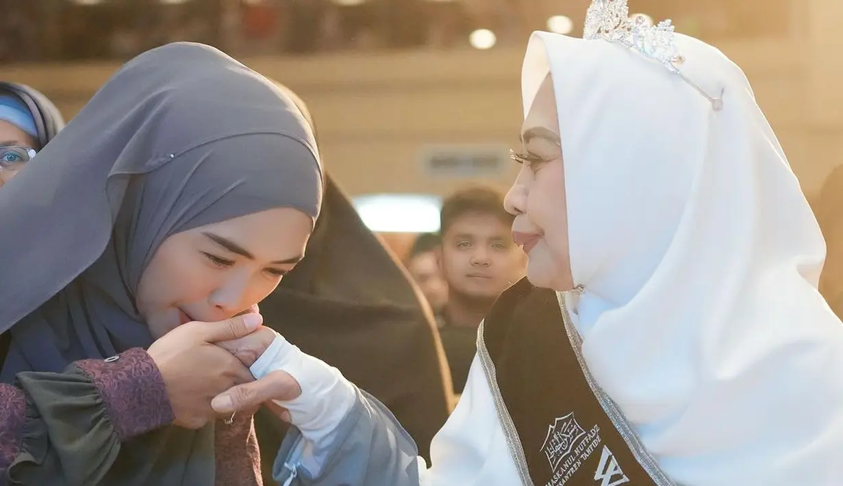 "Saat koma kemarin di ICU kota Makkah, saya ingatkan ibu akan cita-citanya untuk hadir di wisuda tahfidz September ini. Airmata itu pun keluar dari ujung matanya. Sejak itu, saya yakin Ibu akan berjuang dan bertahan…," tulis okisetianadewi dalam unggahan 12 September. [Instagram/okisetianadewi]