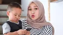 Wah, ibu yang baru saja melahirkan anak keempatnya ini juga tak pernah lalai soal urusan anak. Coba lihat, sambil menggendong si ganteng, Zaskia Adya Mecca tetap cantik menawan. (Foto: Instagram)