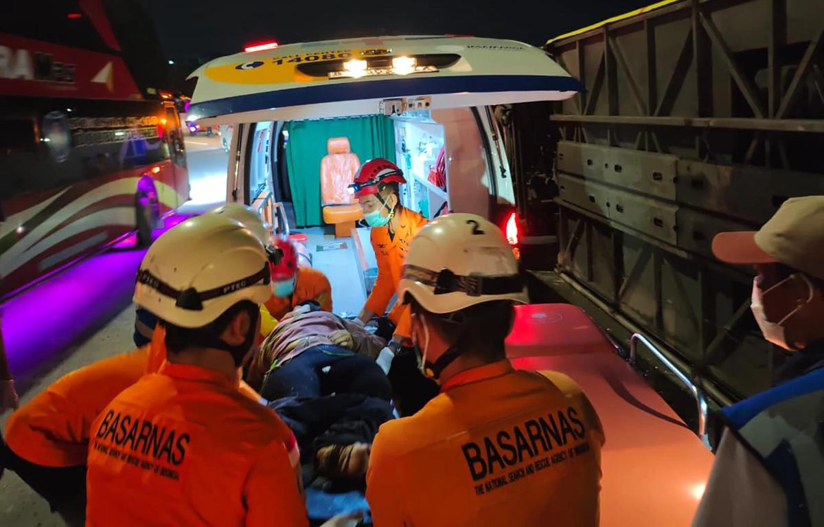 Basarnas Evakuasi Korban Kecelakaan Bus Maut di Tol Krapyak