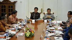 Presiden Joko Widodo (kiri menghadap lensa) bersama Wapres Jusuf Kalla (kanan) memimpin rapat terbatas kabinet di Istana Bogor, Senin (16/2/2015). Rapat tersebut membahas pengembangan pariwisata Indonesia. (Liputan6.com/Faizal Fanani)