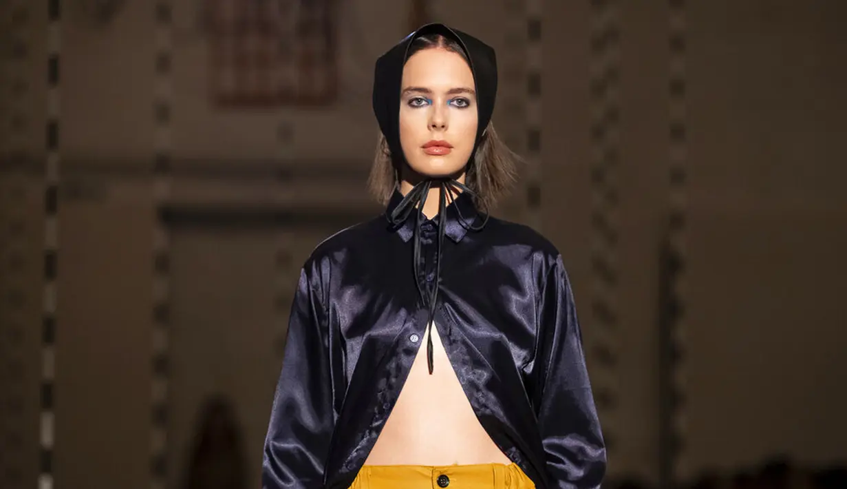 Seorang model mempersembahkan kreasi desainer Siprus Tommazo pada festival mode Fashion Infection di Vilnius, Lithuania, Jumat (16/10/2020). Fashion Infection merupakan festival mode tahunan paling terkemuka di Lithuania. (AP Photo/Mindaugas Kulbis)