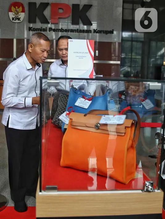 Barang rampasan tersebut berasal dari 23 perkara yang sudah inkrah dengan jumlah barang 203 item, terdiri atas 13 item barang tak bergerak dan 190 item barang bergerak. (Liputan6.com/Angga Yuniar)