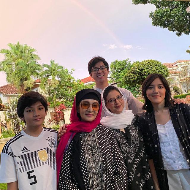 Farida Pasha Pemeran Mak Lampir Misteri Gunung Merapi ...