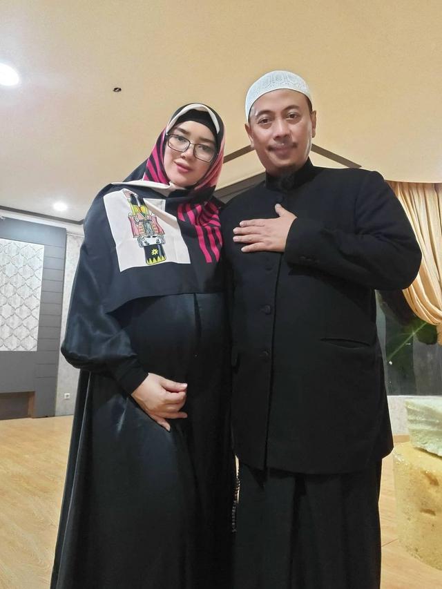 Makin Buncit, Ini 6 Kebersamaan Opick dan Bibi Silvana Jelang Kelahiran