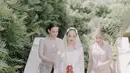 Aishah Sinclair dipercaya menjadi pengiring Bunga Citra Lestari hingga sampai ke tempat akad. Ia pun tampil mengenakan kebaya bridesmaid warna coklat dipadukan bros keemasan dan kain batik coklatnya. [@aishahjennife]