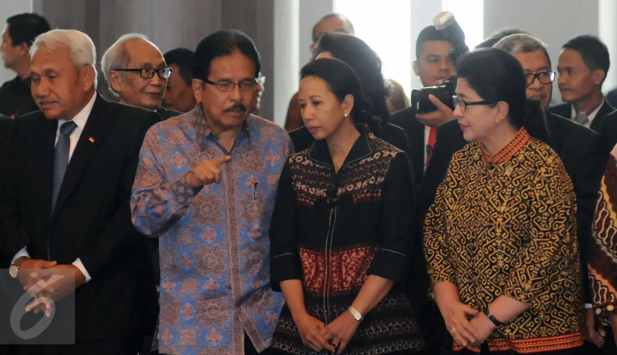 Menteri ATR/Kepala BPN, Sofyan Djalil berbincang dengan Menteri BUMN, Rini Sumarno saat menghadiri upacara pengucapan sumpah jabatan Ketua dan Wakil Ketua BPK di Gedung MA, Jakarta, Rabu (26/4). (Liputan6.com/Helmi Fithriansyah)
