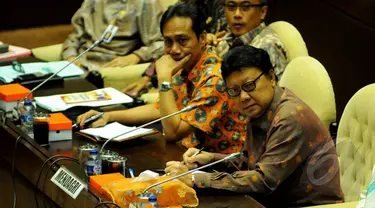 Mendagri Tjahjo Kumolo mengikuti rapat kerja dengan Komisi II DPR di Ruang Rapat Komisi II, Gedung DPR, Senayan,  Jakarta, Jumat (16/1/2015). (Liputan6.com/Faisal R Syam)