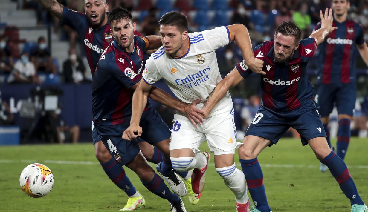 Real Madrid harus bertandang ke markas Levante di pekan kedua Liga Spanyol musim 2021/2022. Drama enam gol tersuguhkan pada pertandingan tersebut hingga kedua kubu harus puas berbagi poin. (Foto: AFP/Jose Miguel Fernandez)