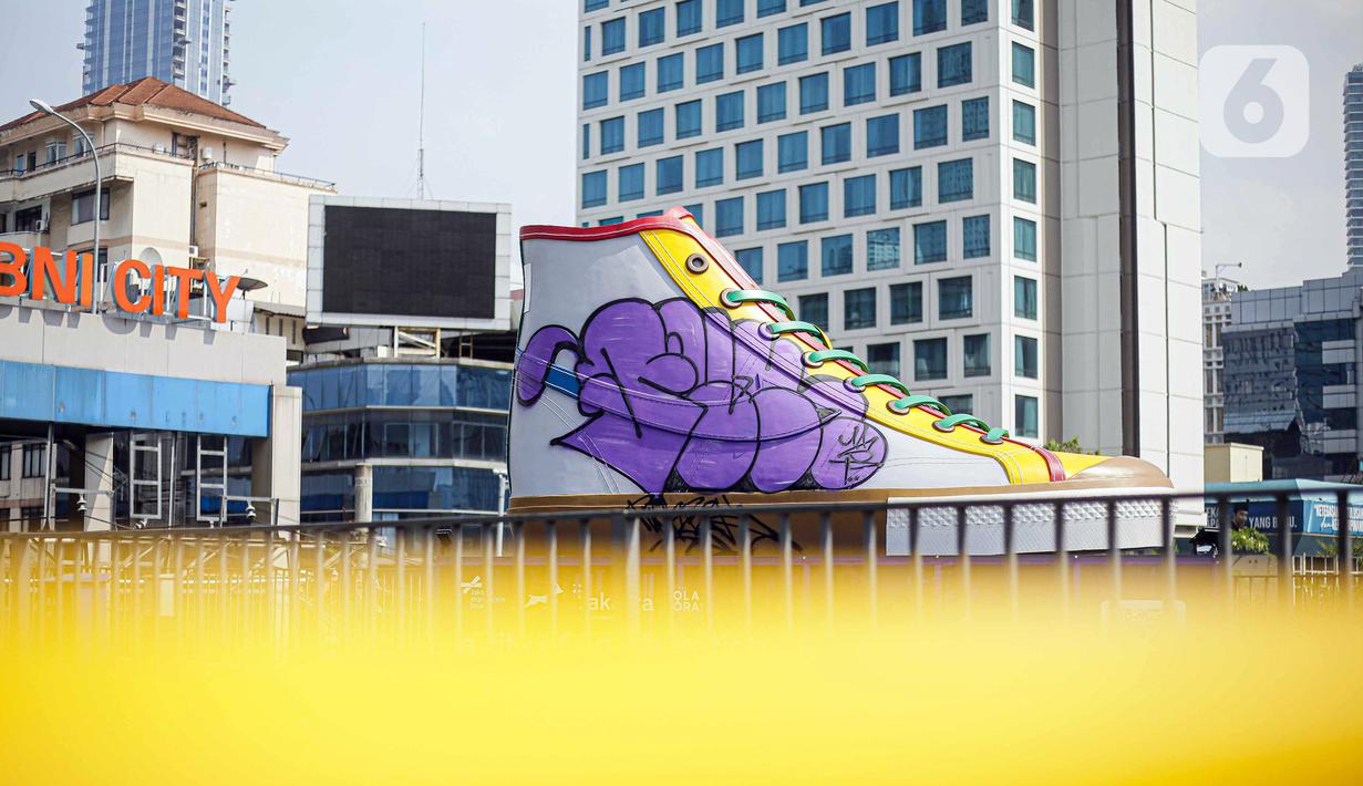 Suasana Tugu Sepatu di Sudirman, Jakarta, Minggu (19/9/2021). Tugu Sepatu menjadi sasaran pencoretan dengan semprotan aerosol oleh orang tak dikenal sehari usai diresmikan pada 17 September 2021. (Liputan6.com/Faizal Fanani)