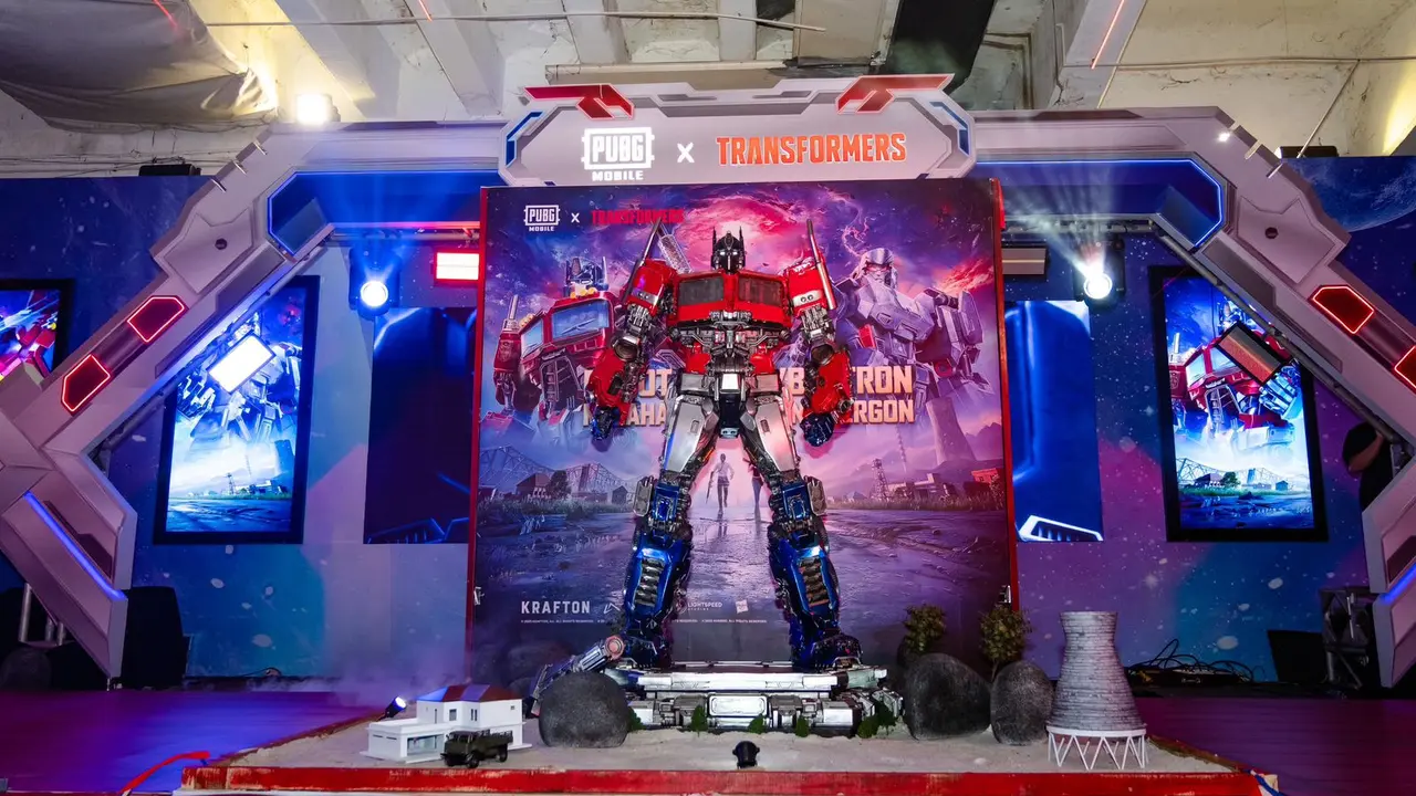 Robot Optimus Prime dari Transformers berdiri di Terowongan Kendal, Jakarta, sebagai bagian dari kolaborasinya dengan game PUBG Mobile.