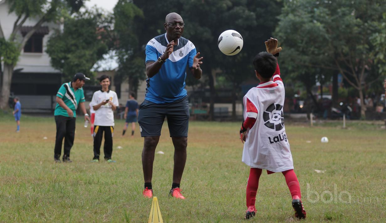 Pelatih kiper Espanyol B, Thomas N’Kono saat memberikan Coaching Clinic di Lapangan  AKRI, Ampera, Jakarta, Minggu (16/7/2017). Coaching Clinic ini diikuti oleh SSB Tik Tak. (Bola.com/Nicklas Hanoatubun)