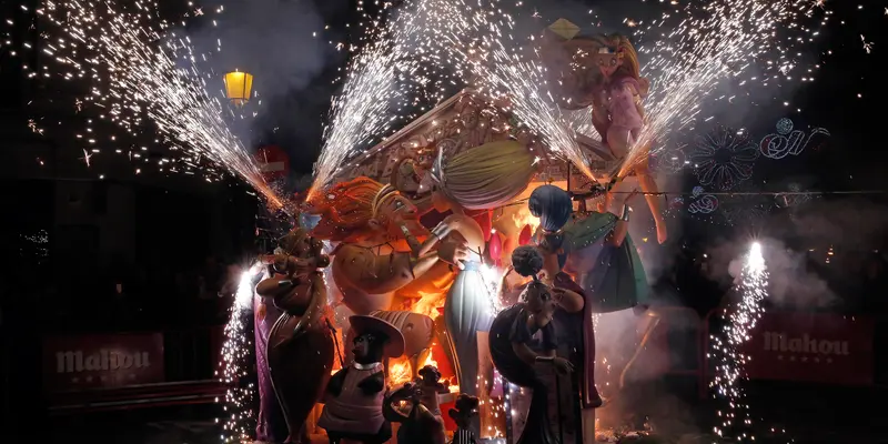 Meriahnya Festival Tradisional Las Fallas di Spanyol