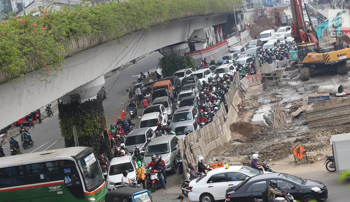 Sejumlah kendaraan tersendat saat melintas di Simpang Matraman, Jakarta, Rabu (19/7). Rekayasa lalu lintas terkait pembangunan simpang tidak sebidang atau underpass di kawasan tersebut akan diuji coba pada 20-27 Juli. (Liputan6.com/Immanuel Antonius)