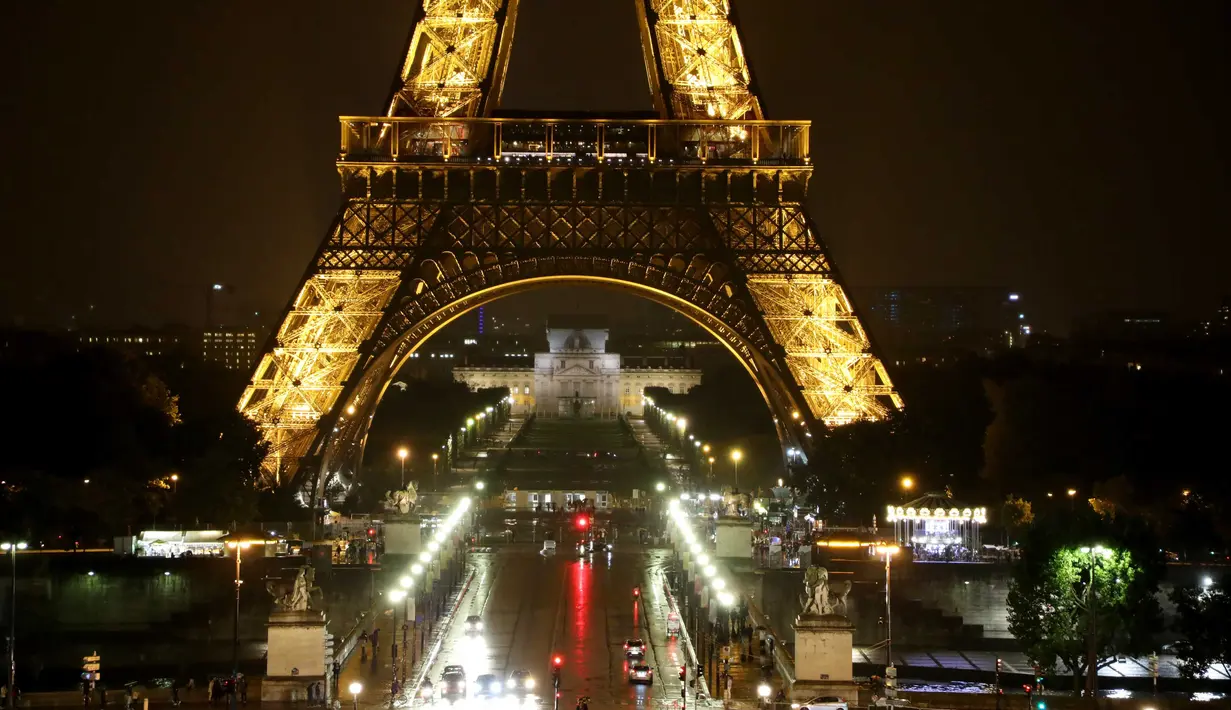 Suasana pemandangan Menara Eiffel yang diterangi lampu dari Trocadero Plaza di Paris, Prancis (1/9).( AFP Photo/Ludovic Marin)