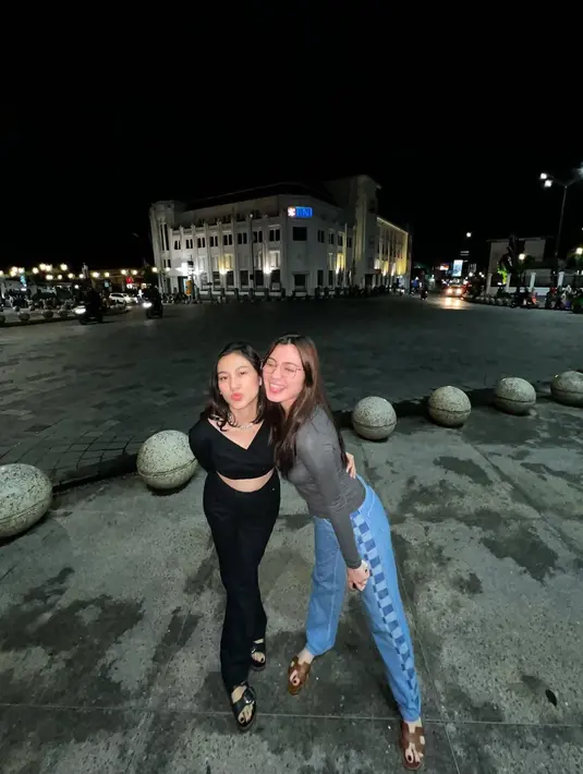 Selain ke Bromo, Haviza sempat menikmati momen liburannya di Yogyakarta. Di Kota Gudeg ini ia pun mengabadikan momen saat berada di titik 0 Km yang menjadi salah satu ikon wisata. Tampil dengan busana kasual, gayanya pun tetap keren. (Liputan6.com/IG/@havizadevianjani)
