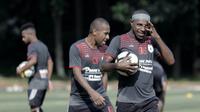 Kapten Persipura Jayapura, Boaz Solossa. saat latihan jelang laga Liga 1 Indonesia di Lapangan Pertamina, Simprug, Jakarta, Rabu (23/5/2018). Persipura akan berhadapan dengan Persija Jakarta. (Bola.com/M Iqbal Ichsan)