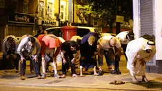 Umat muslim melaksanakan salat di lokasi insiden kendaraan yang menabrak pejalan kaki di Finsbury Park Road, London utara, Senin (19/6). Sebanyak 10 orang dilaporkan terluka akibat peristiwa tersebut, sementara satu orang ditangkap. (Yui Mok/PA via AP)