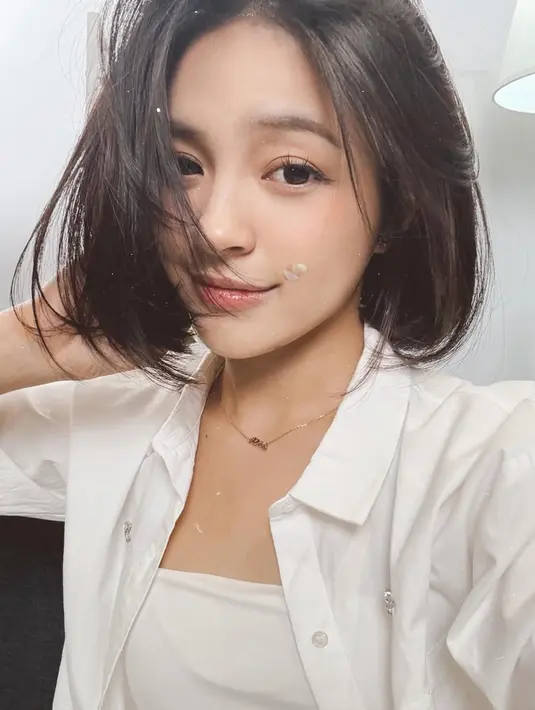 <p>Wajahnya pun dipulas flawless, terlihat mengaplikasikan blush on pink tipis. Serta lipstik yang tidak terlalu cerah. Ia pun tetap mengenakan dimple patchnya. [@elsaajapasal]</p>