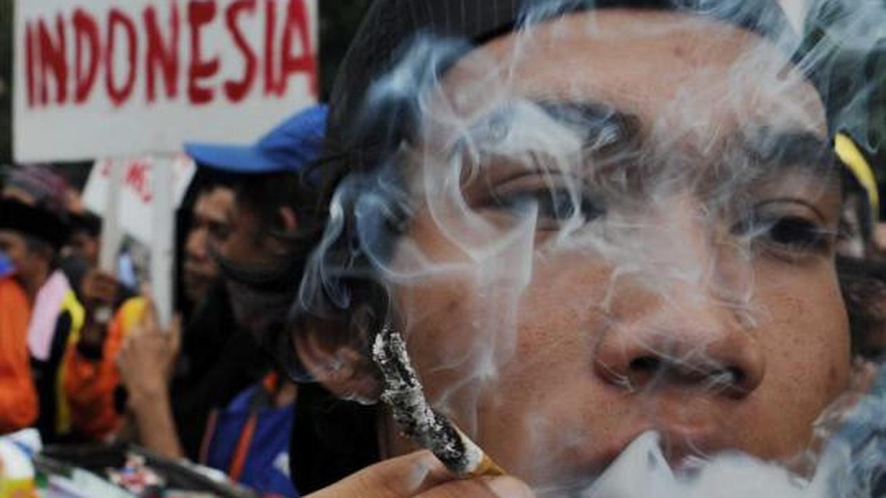 Tukang rokok dukung tembakau 