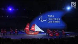 Replika perahu para nisi diarak pada malam pembukaan Asian Para Games 2018 di Stadion Utama Gelora Bung Karno, Jakarta, Sabtu (6/10).  Ribuan atlet dari 41 negara akan berlaga di ajang Asian Para Games 2018. (Liputan6.com/Helmi Fithriansyah)
