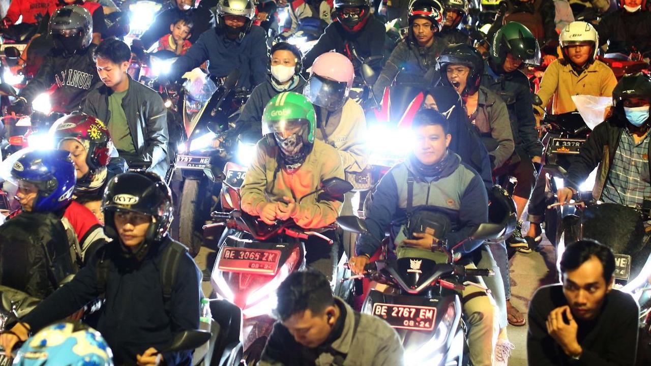 Sejumlah pemudik yang mengendarai sepeda motor mengantre untuk menaiki kapal di Pelabuhan Ciwandan, Cilegon, Banten, Sabtu (6/4/2024). Kepadatan terjadi di Pelabuhan Ciwandan pada hari pertama puncak arus mudik Lebaran 2024.&nbsp;Liputan6.com/Angga Yuniar