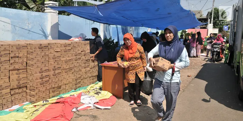 Warga DKI Pemegang KJP Serbu Pasar Murah