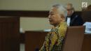 Mantan Dirjen Hubla Kemenhub, Antonius Tonny Budiono menyimak pembacaan dakwaan pada sidang perdana di Pengadilan Tipikor, Jakarta, Kamis (18/1). Antonius Tonny Budiono didakwa menerima suap Rp 2,3 miliar. (Liputan6.com/Helmi Fithriansyah)