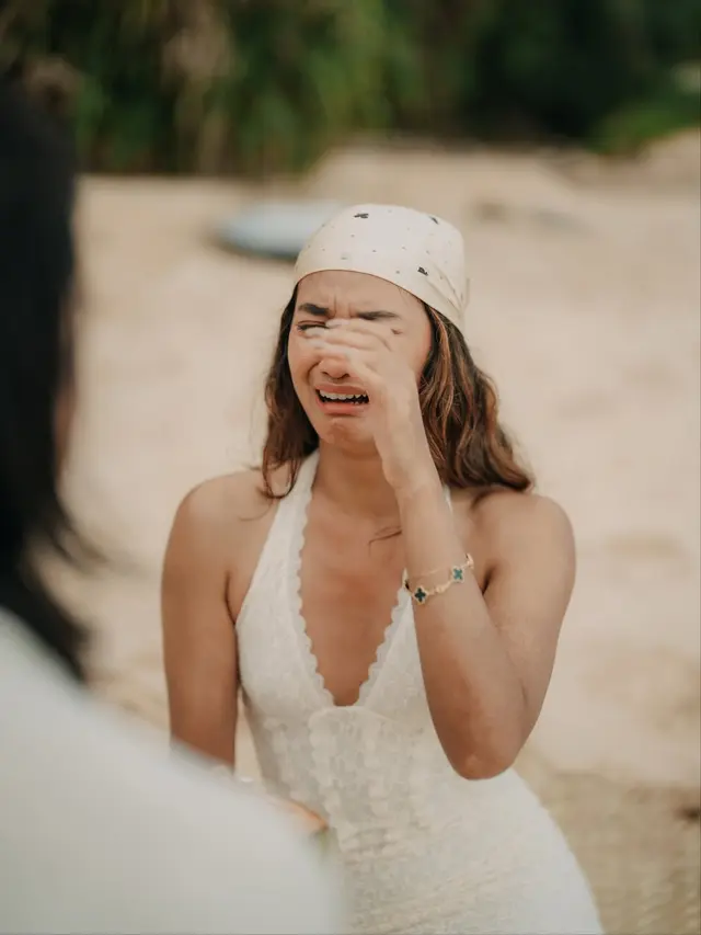 Resmi Dilamar! Sean Gelael Lamar Hana Malasan dengan Cincin Berlian di Tepi Pantai