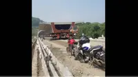 Video truk raksasa yagn sedang gendong grider kereta cepat jadi viral di media sosial. (Tik Tok @dhun_rosemary18)