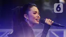 Krisdayanti juga mengajak penonton bernostalgia dengan lagu Menghitung Hari, Cobalah untuk Setia dan Mencintaimu. (Liputan6.com/Herman Zakharia)