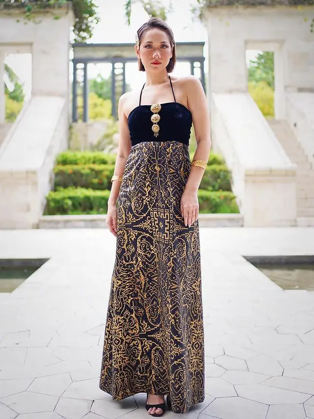 Pesona Bunga Citra Lestari dalam Balutan Busana Serba Hitam Layaknya Cewek Mamba