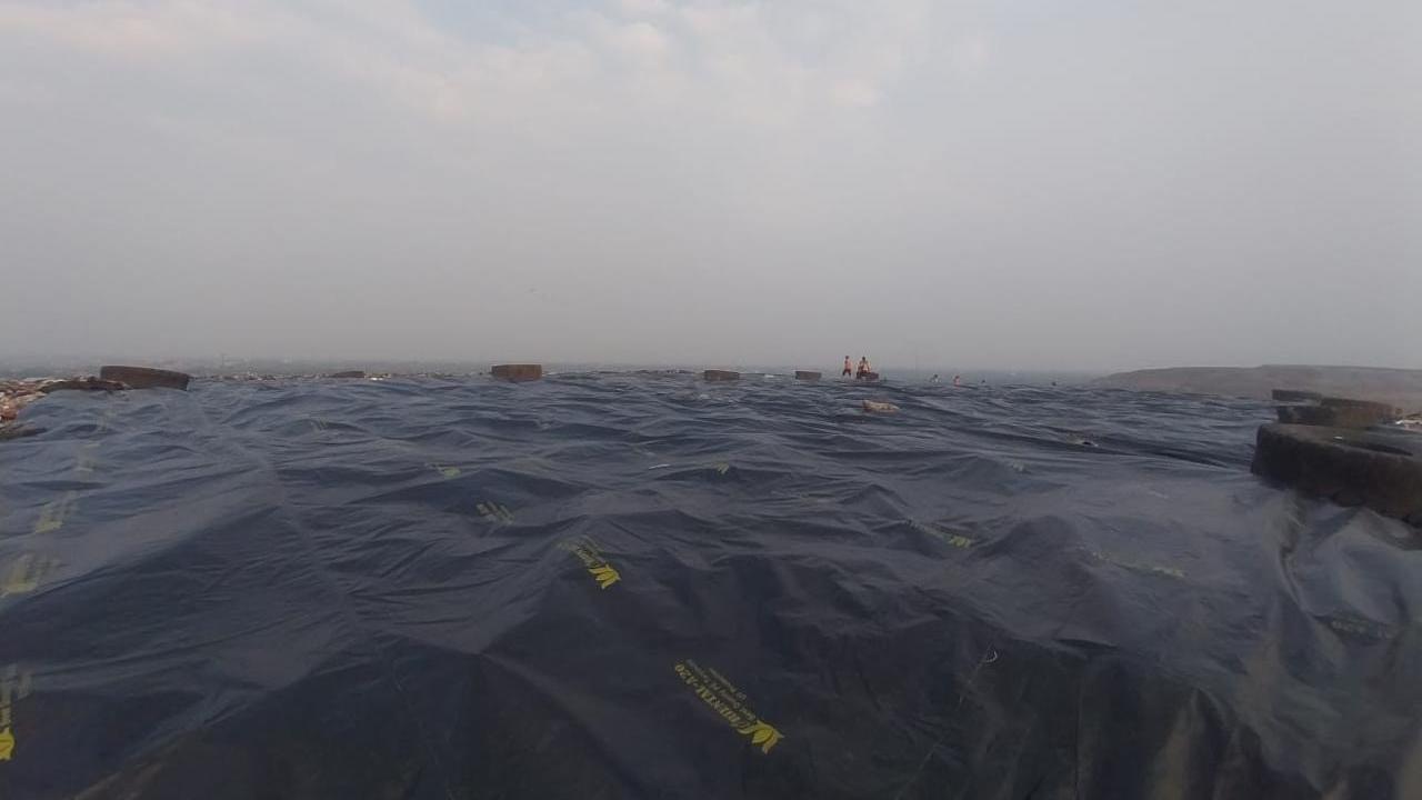 Pemasangan geomembrane di TPST Bantargebang.
